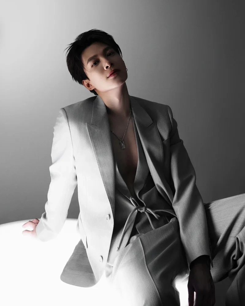 Anh tú atus say hi tạo không khí vui vẻ và sôi động