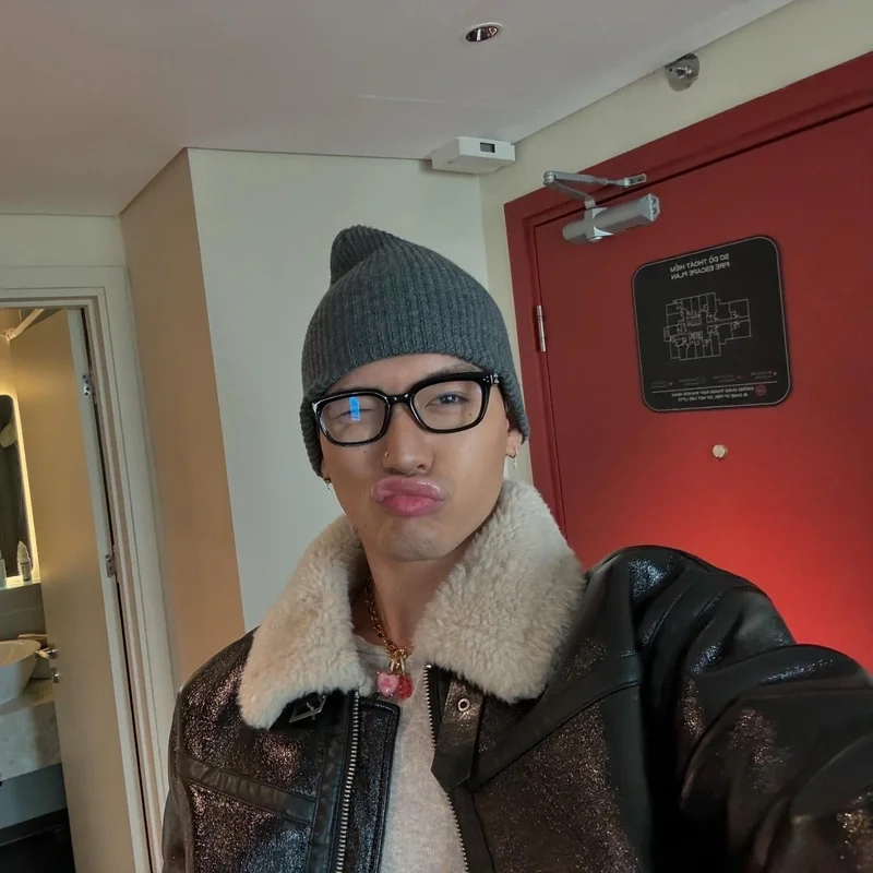 Wean lê chu môi là phong cách dễ thương của anh