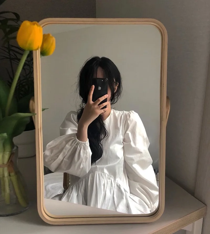 Gái xinh tóc dài che mặt thể hiện sự dịu dàng và quyến rũ