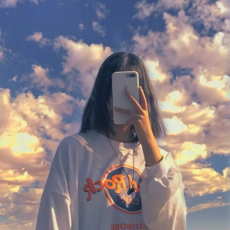 Gái đẹp tóc ngắn che mặt thể hiện sự quyến rũ đầy bí ẩn