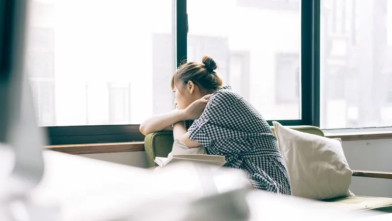 Avatar ảnh buồn khóc thể hiện nỗi buồn sâu sắc