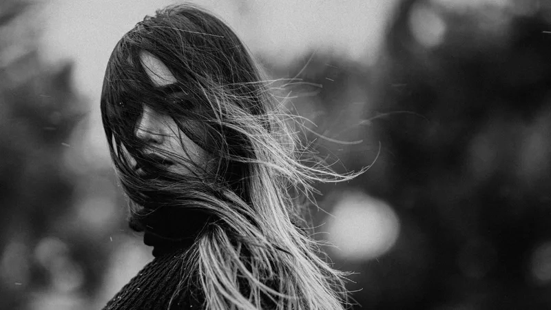 Hình ảnh cô gái cô đơn một mình thể hiện nỗi buồn sâu sắc