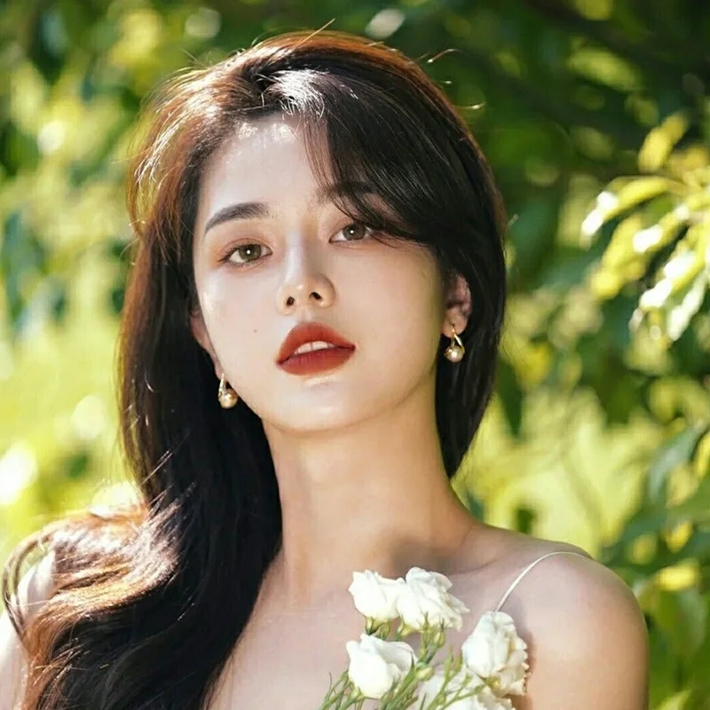 Avatar cầm hoa mang đến vẻ đẹp dịu dàng và nữ tính