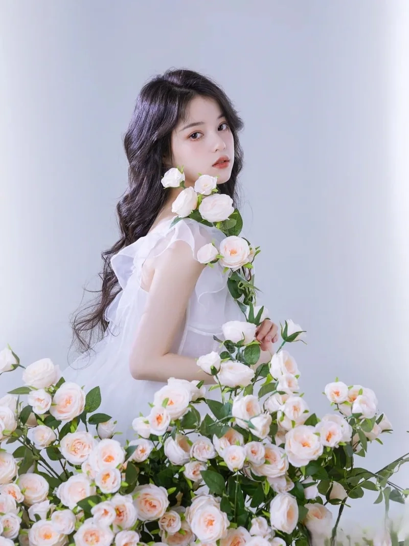 Avatar nữ cầm hoa che mặt tạo sự bí ẩn và thu hút