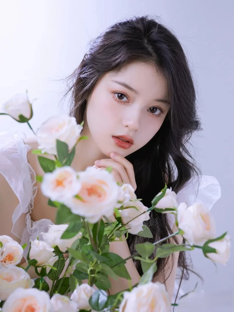 Avatar cô gái cầm bó hoa thể hiện sự dịu dàng và nữ tính