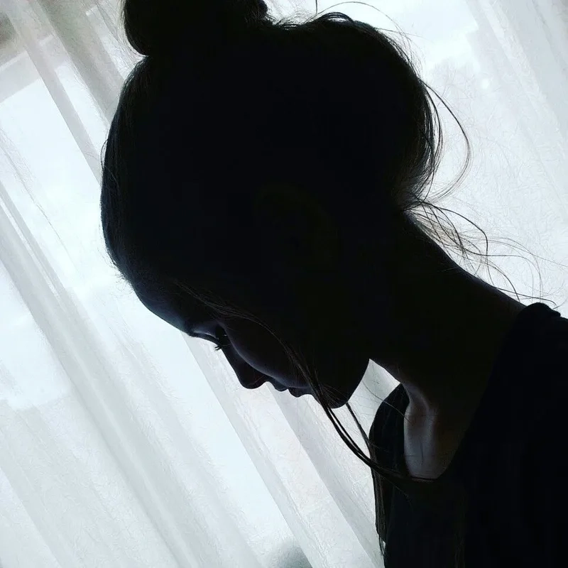 Chọn avatar cô đơn nữ để thể hiện sự trống trải