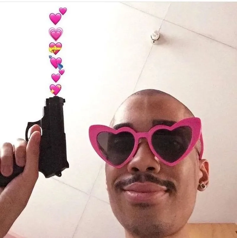 Meme gấu trúc bắn tim khiến mọi người không thể nhịn cười