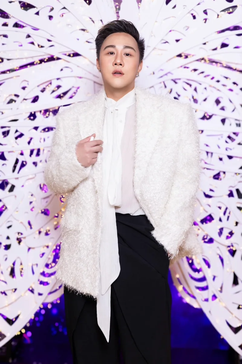 Trung quân idol cô đơn trên sofa mang đến nỗi buồn sâu lắng