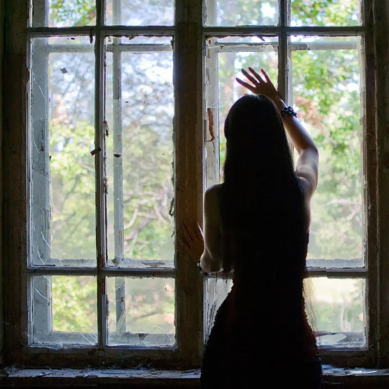 Ảnh chụp sau lưng nữ thể hiện sự tự do và phóng khoáng