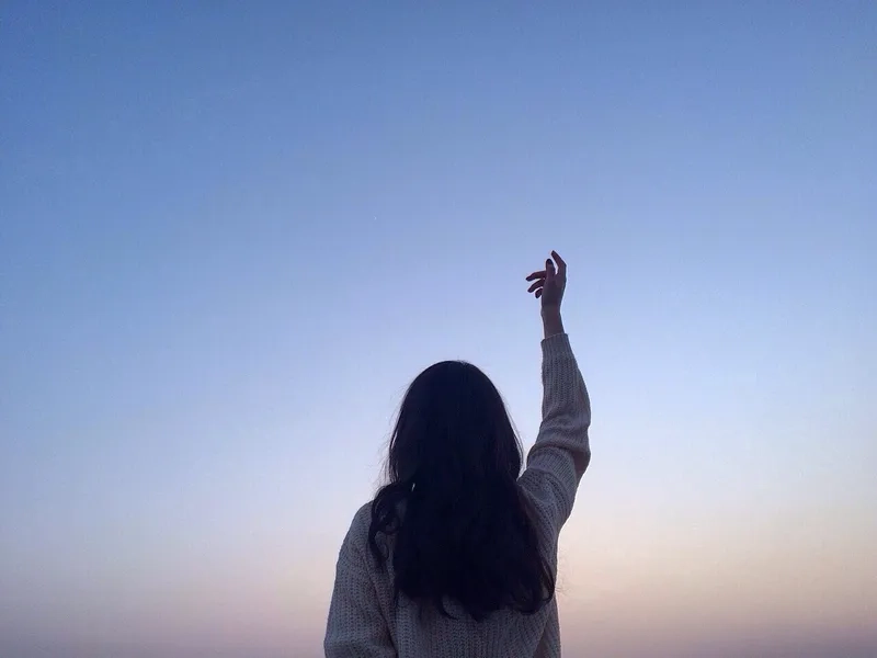 Ảnh chụp từ sau lưng nữ mang lại cảm giác gần gũi và thân thuộc