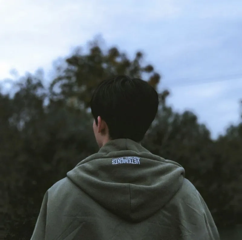 Ảnh chụp sau lưng nam thể hiện sự tự tin và phong cách