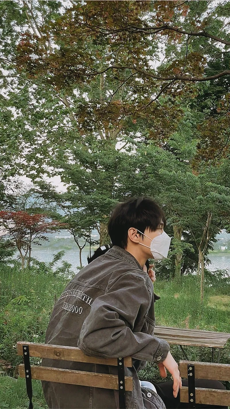 Chụp sau lưng nam mang lại góc nhìn mới lạ và thú vị