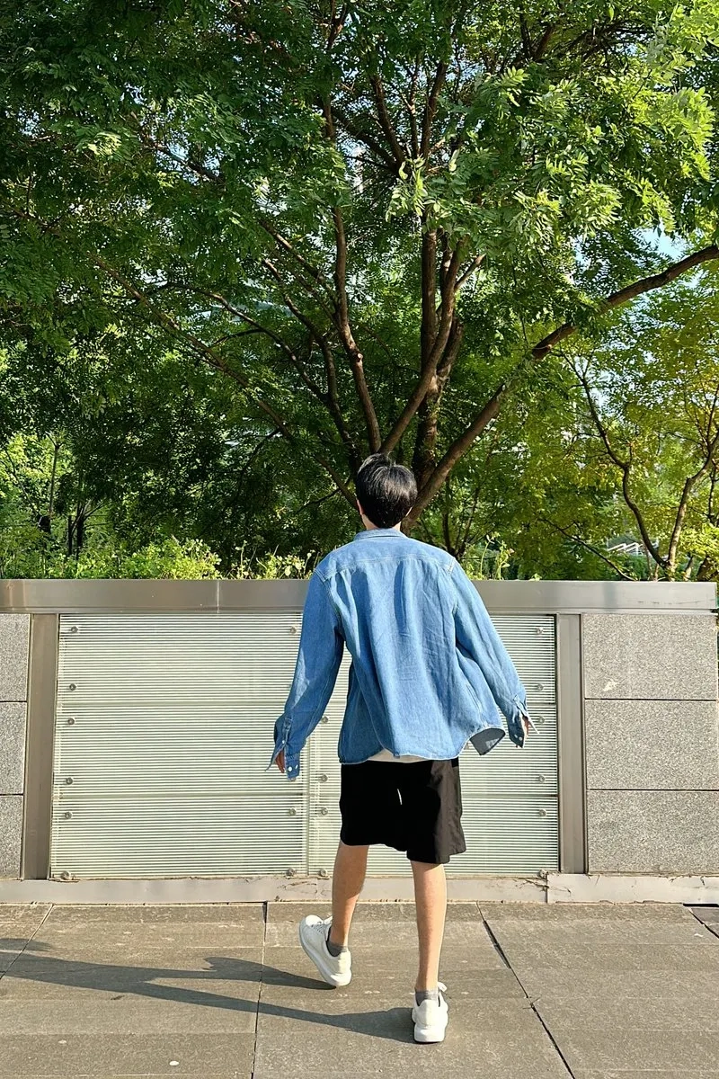 Hình chụp sau lưng nam thể hiện sự mạnh mẽ và tự tin