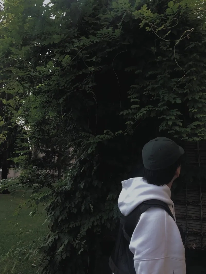 Ảnh chụp phía sau lưng đẹp nam tạo cảm giác bí ẩn và thu hút