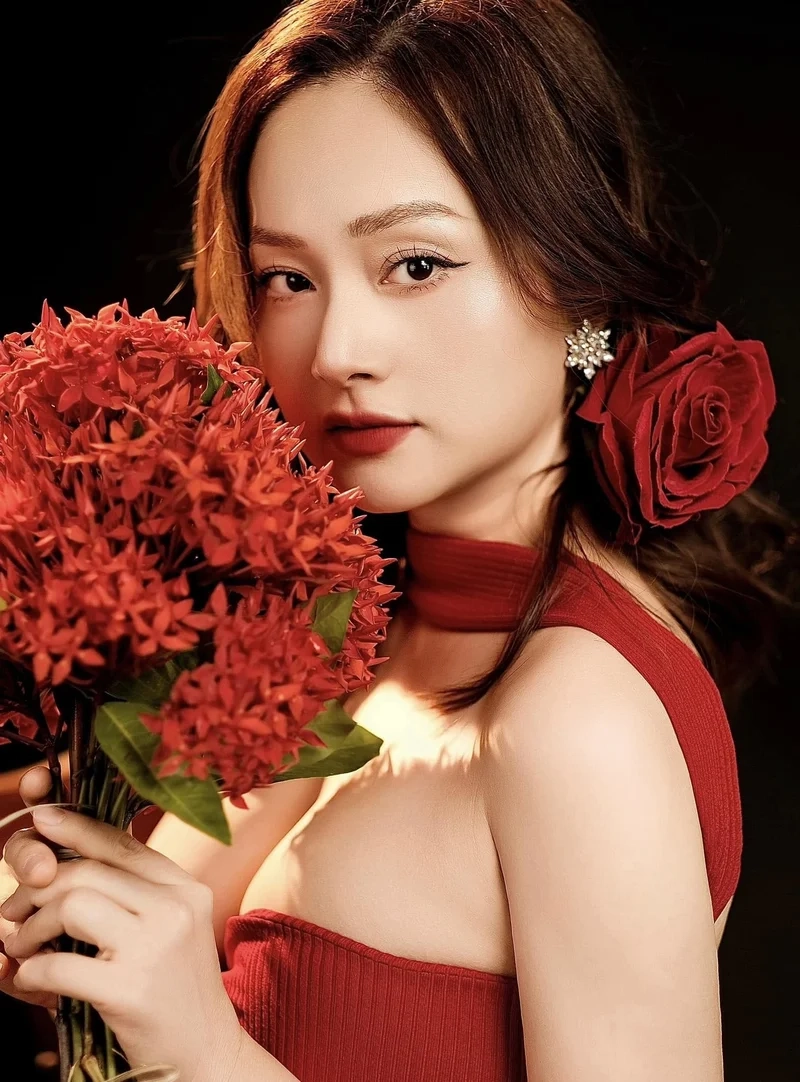 Nữ diễn viên Nguyễn Lan Phương luôn tỏa sáng với thần thái cuốn hút