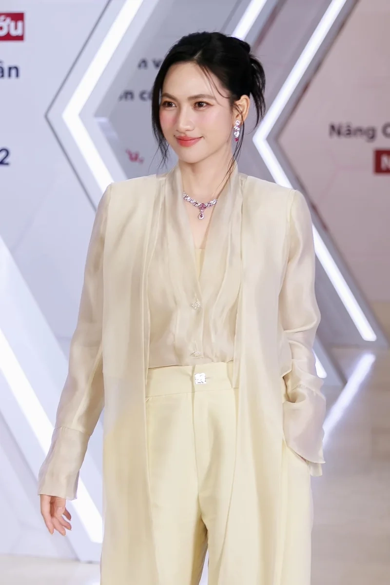 Chiều cao của phương anh đào giúp cô nổi bật trong các sự kiện