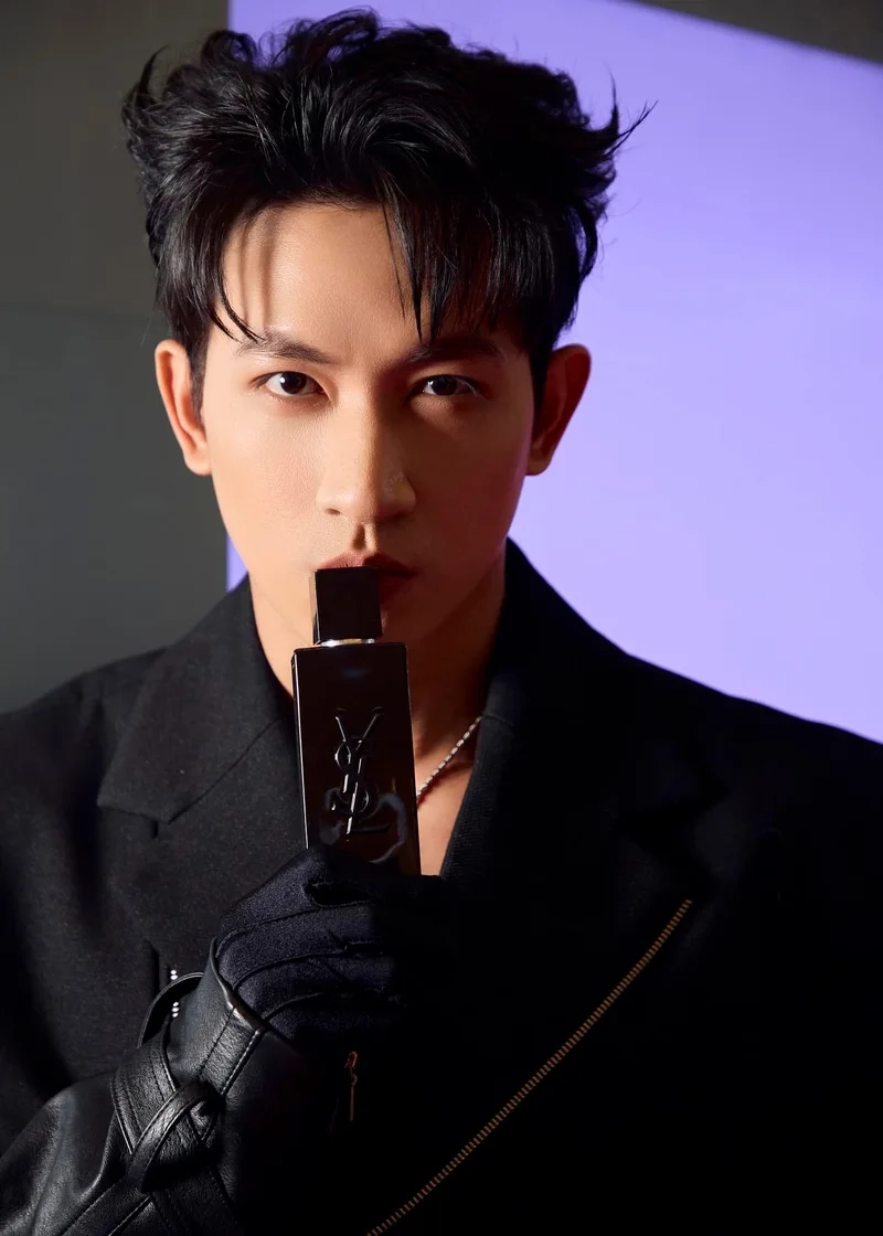 Siêu mẫu Võ Cảnh luôn tạo ấn tượng với phong cách thời trang