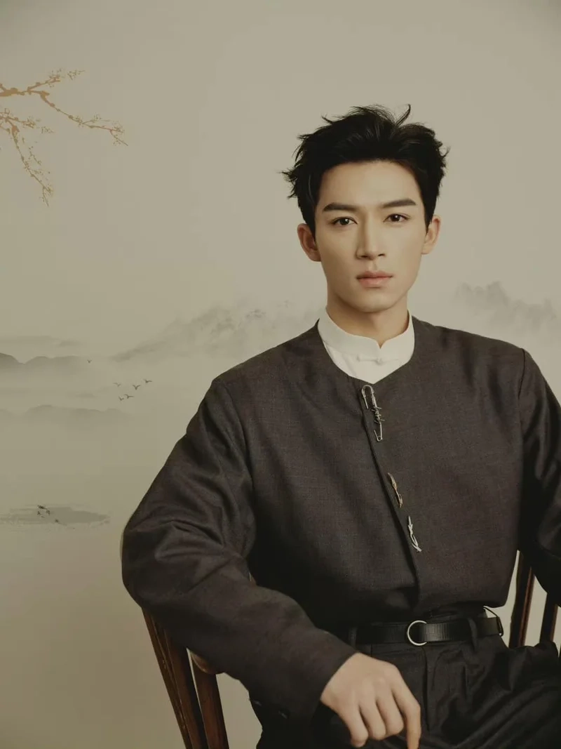 Vương tinh việt chiều cao ấn tượng giúp anh nổi bật trong làng giải trí