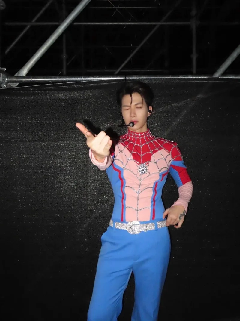 Hình anh tú atus tạo không gian sống động cho trang cá nhân