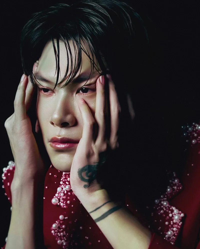 Anh tú atus 6 múi thể hiện sự chăm sóc bản thân ấn tượng