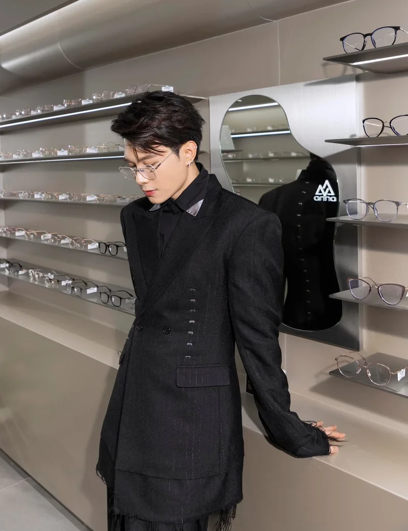 Chiều cao của anh tú atus giúp bạn hình dung về chiều cao của anh