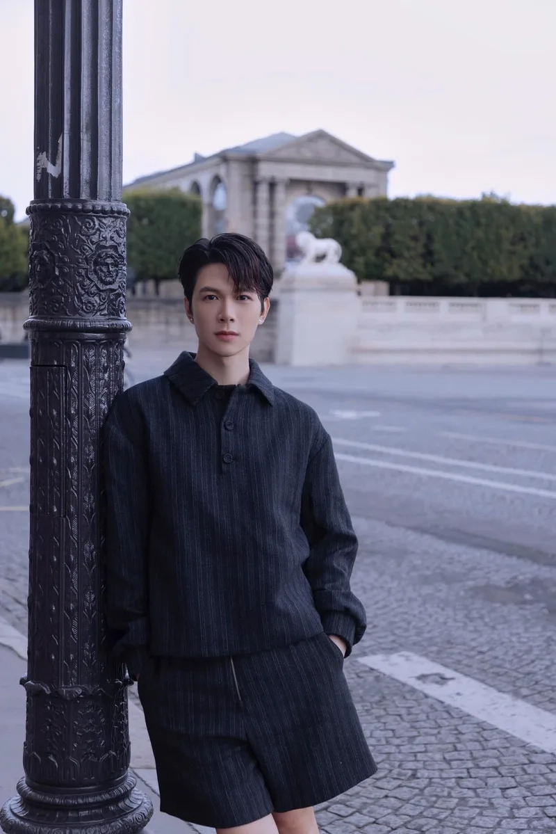 Anh tú atus mv tạo không gian sống động cho người hâm mộ