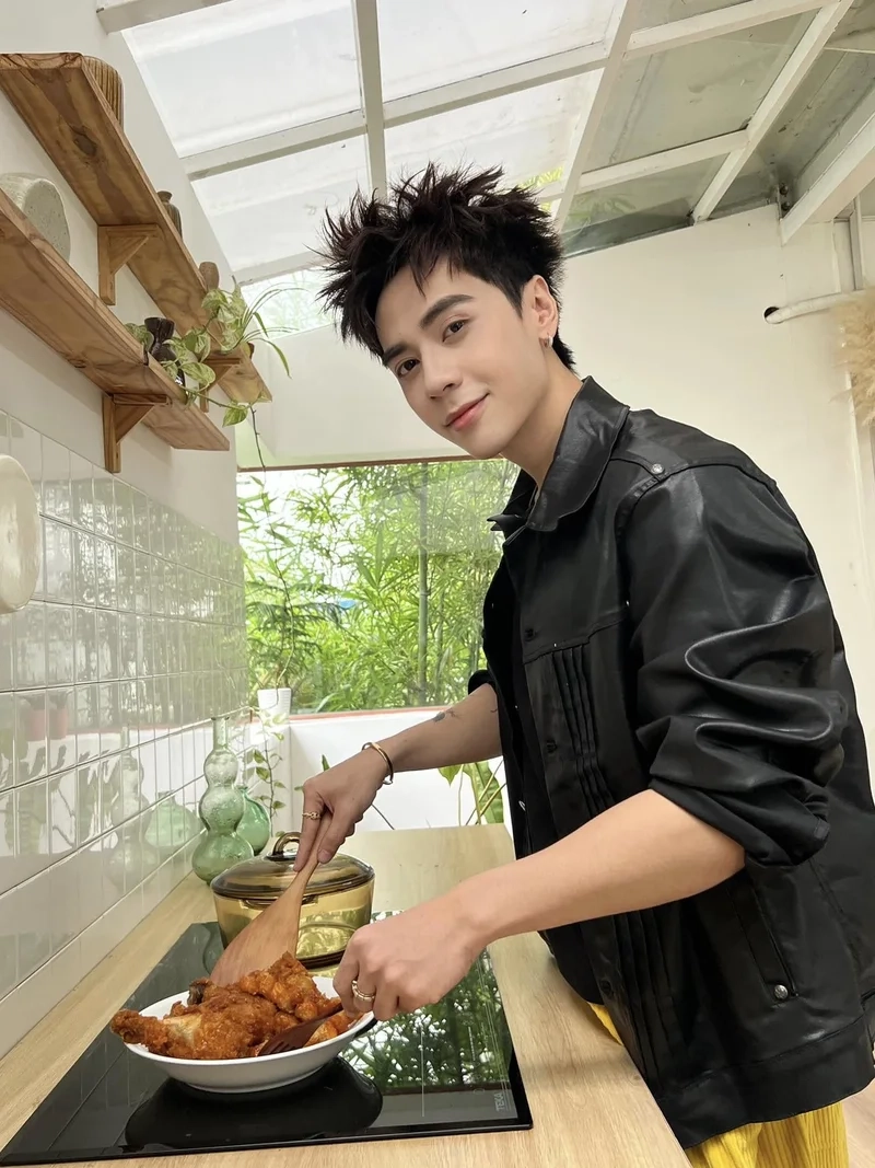 Ảnh quang hùng masterd hài hước tạo không gian vui vẻ cho người hâm mộ