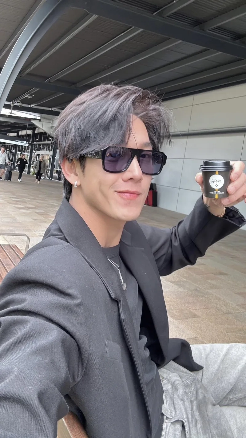 Karaoke song luân là nơi bạn có thể hát theo những bản hit của anh