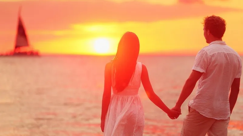 Hình cặp đôi yêu nhau tạo cảm giác ngọt ngào và đáng yêu