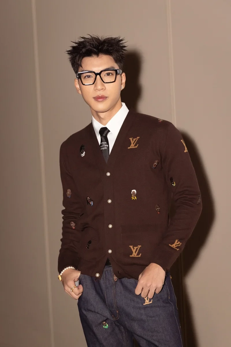 Quay đi quay lại hieuthuhai tạo cảm giác gần gũi và thân thuộc