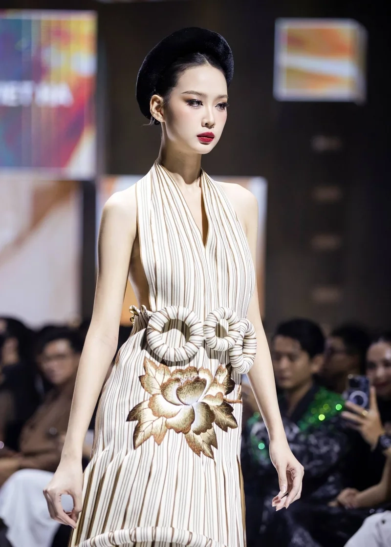 Lê nguyễn bảo ngọc catwalk với phong cách tự tin và chuyên nghiệp