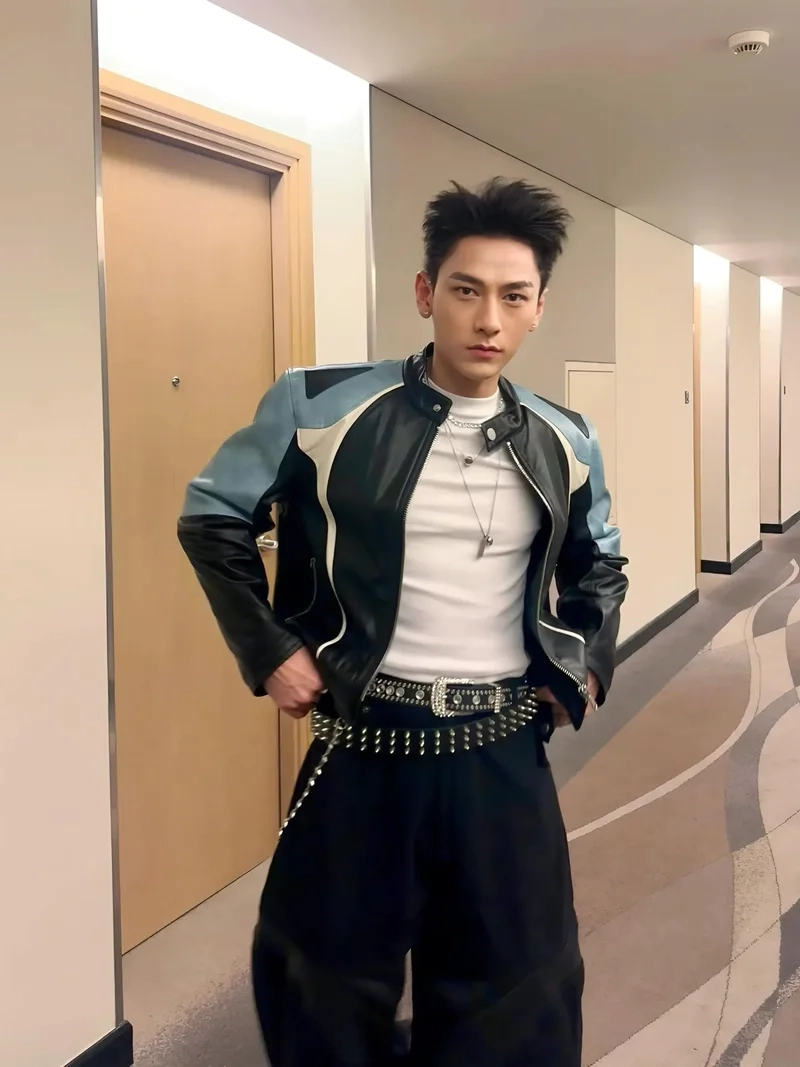 Hình ảnh ca sĩ isaac luôn thu hút sự chú ý của khán giả