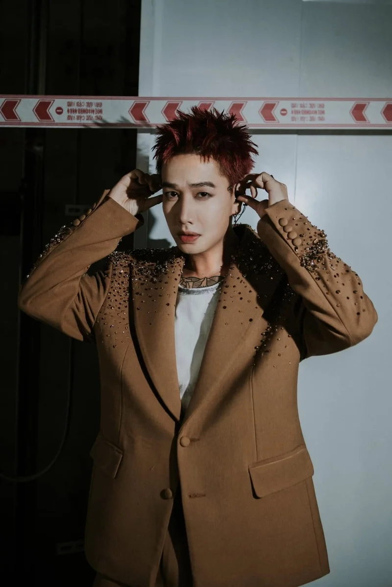 Lou hoàng tên thật là gì là thông tin thú vị cho người hâm mộ