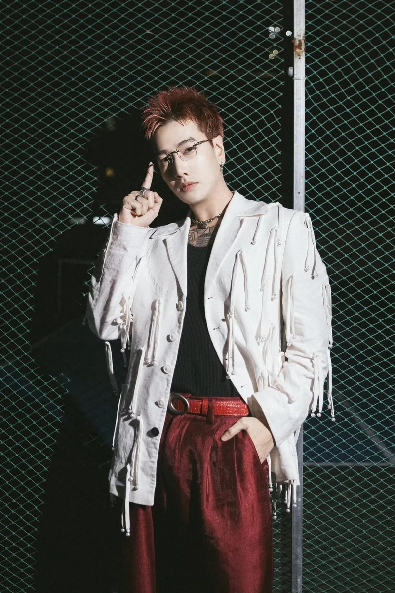 Lou hoàng đếm ngày xa em là bài hát đầy cảm xúc của anh