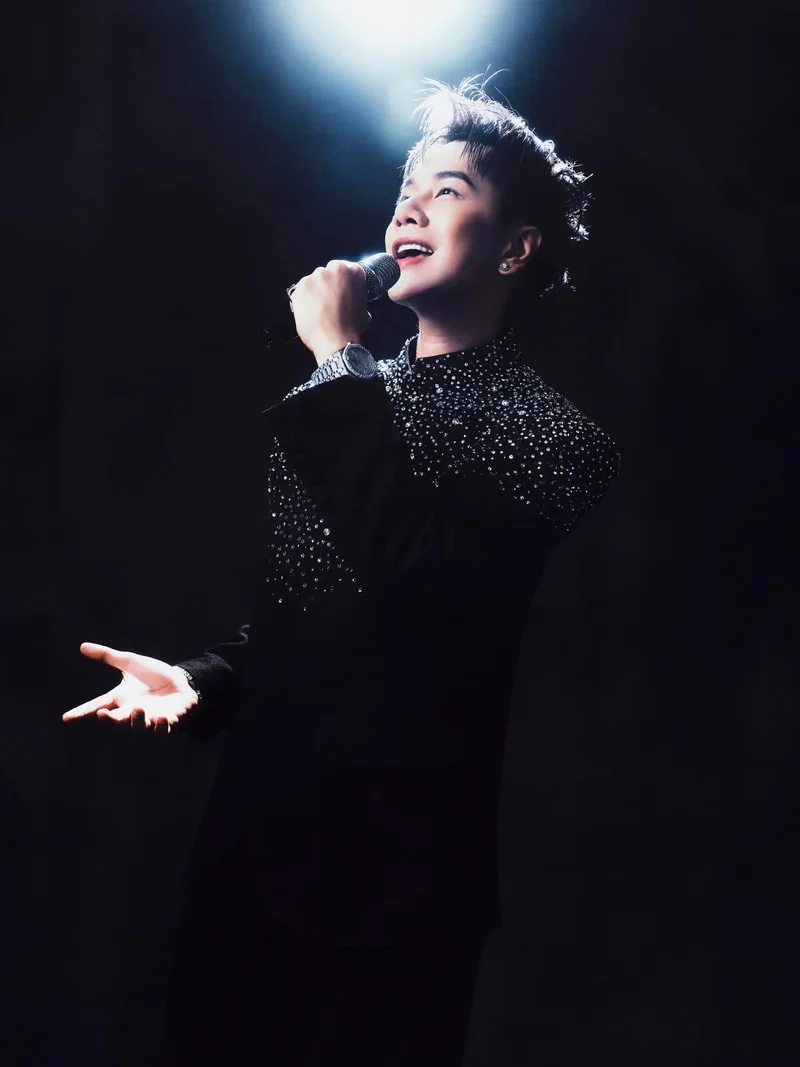 Lou hoàng là ai là câu hỏi mà nhiều người mới biết đến anh thường thắc mắc