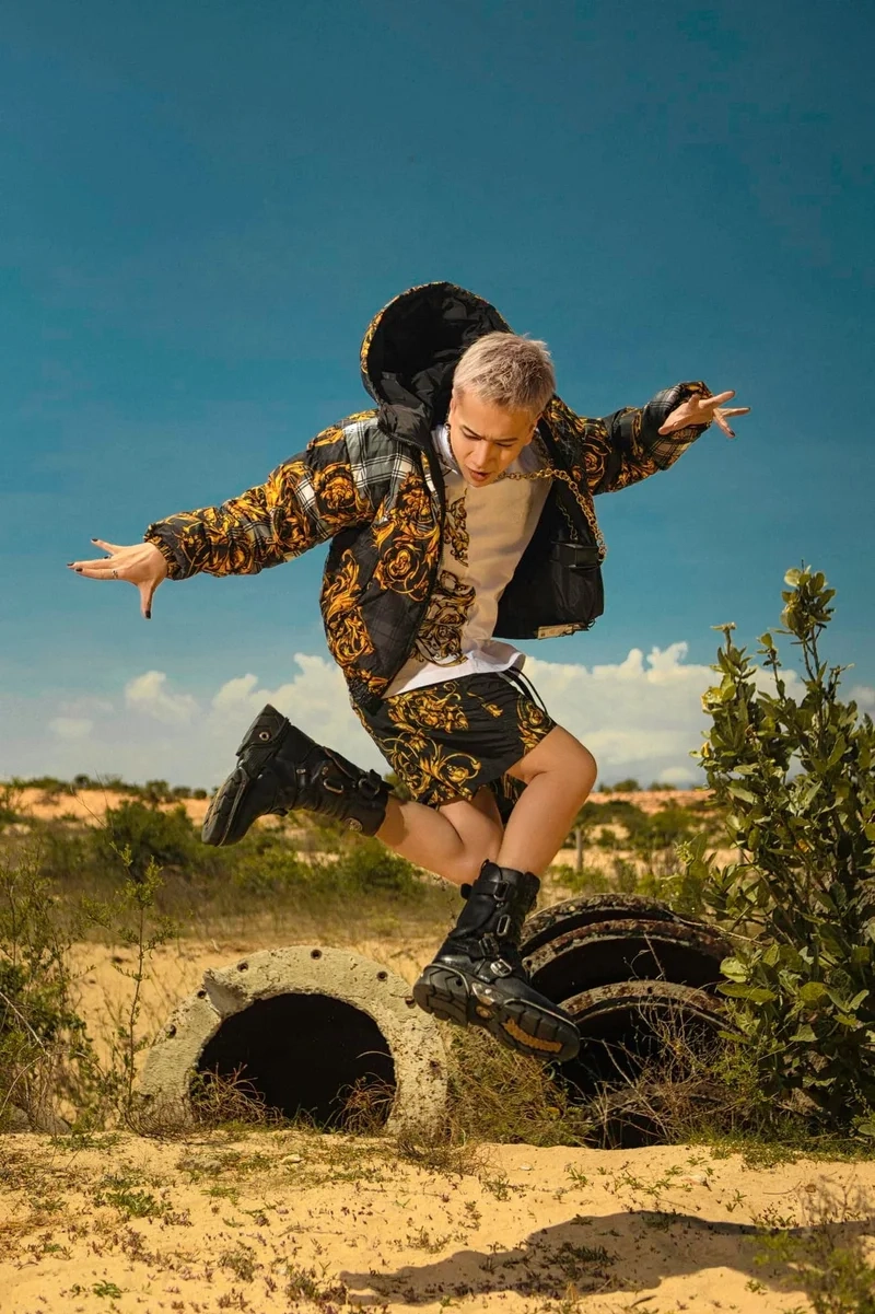 Lou hoang mình là gì của nhau lyrics là bài hát đầy cảm xúc