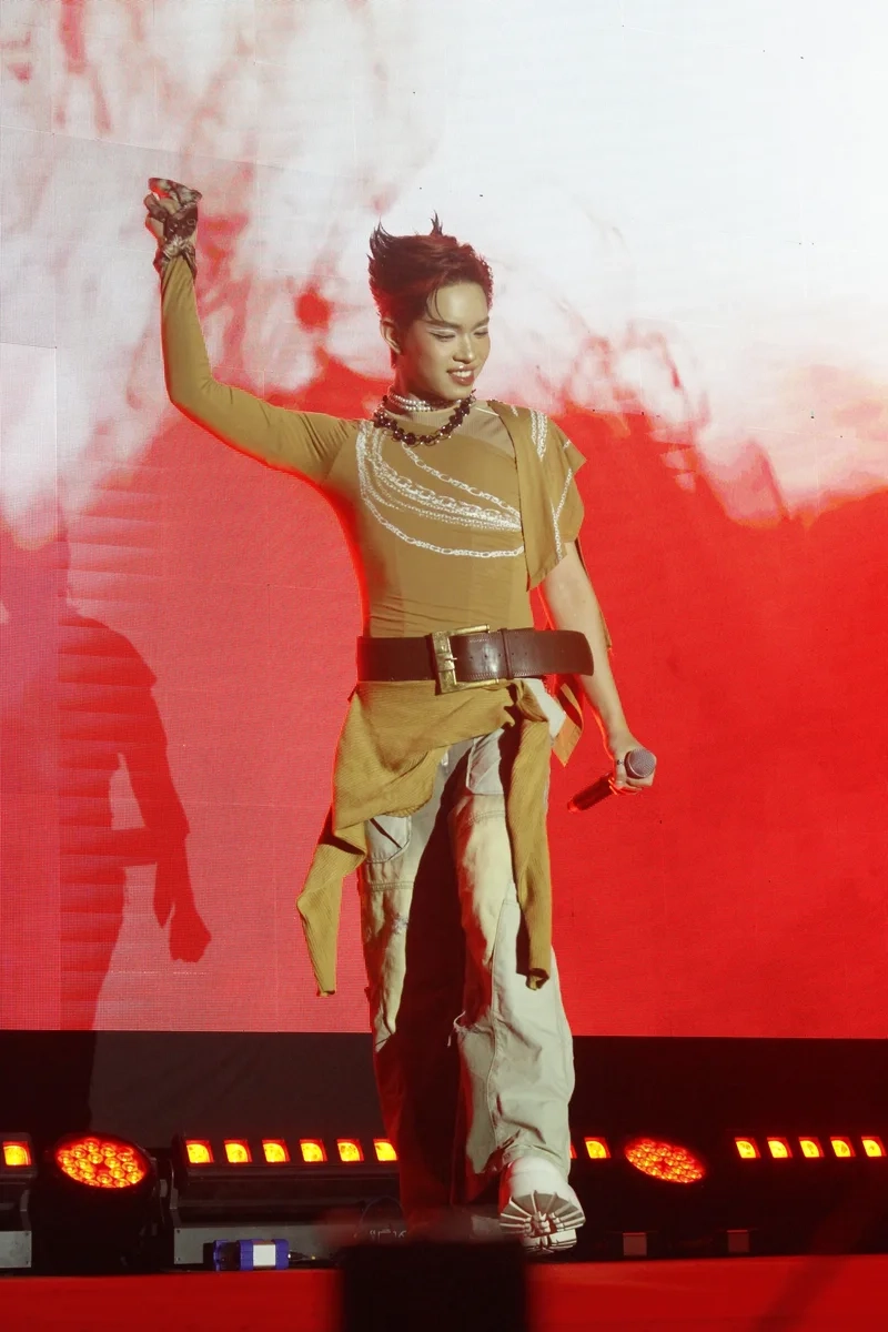 Pháp kiều profile tạo không gian sống động cho người hâm mộ