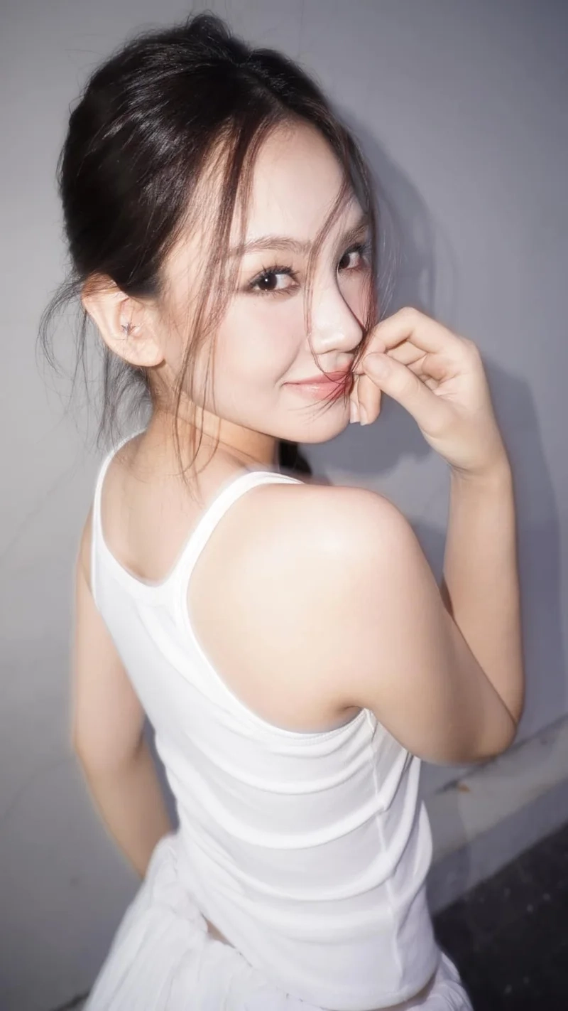 Theo dõi huỳnh nguyễn mai phương instagram để cập nhật hình ảnh mới nhất 