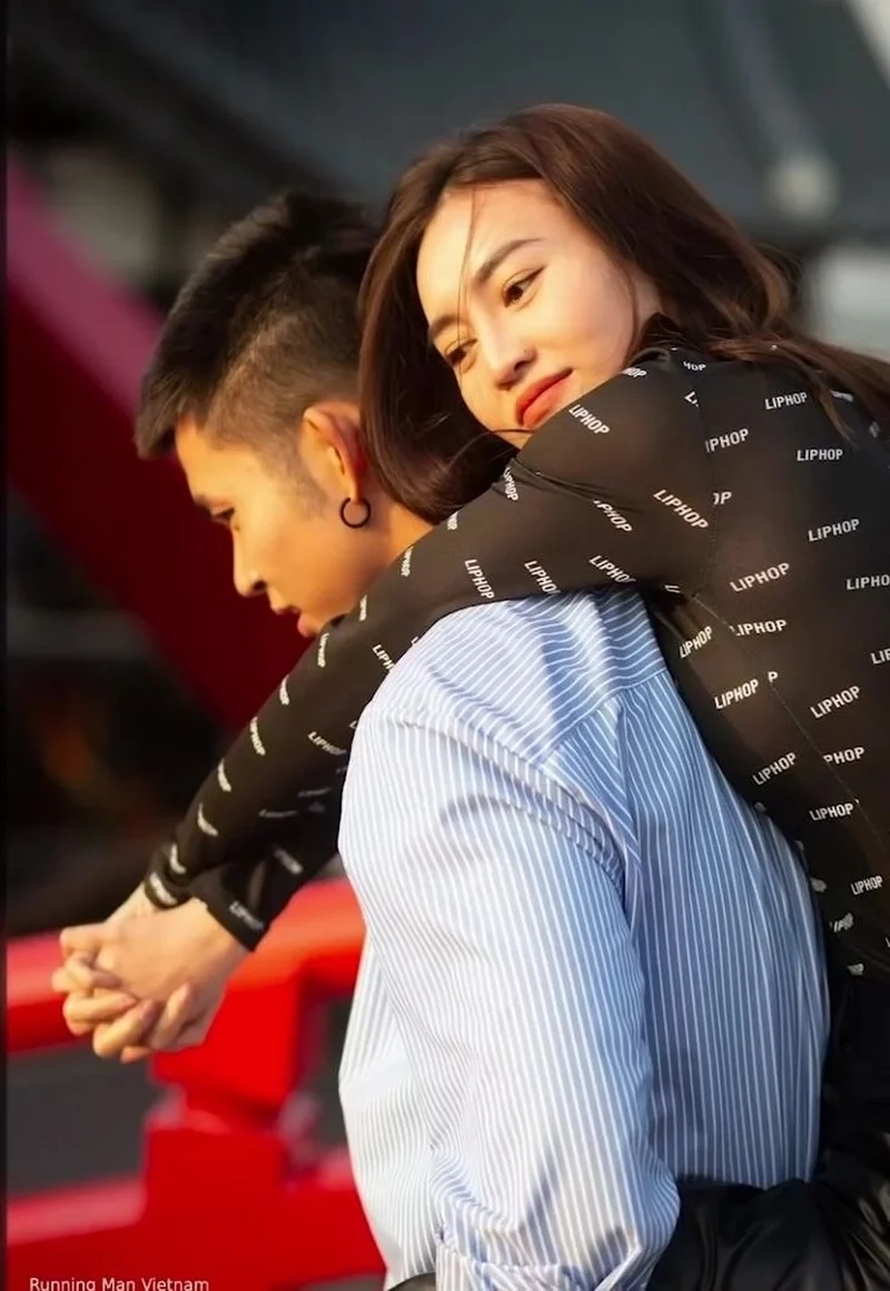 Jun phạm cõng lan ngọc trong một sự kiện khiến fan thích thú