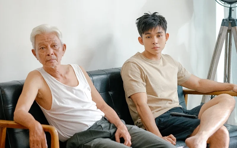 Sau lưng bố jun phạm lyrics là bài hát đầy cảm xúc về gia đình