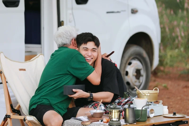 Jun phạm sau lưng bố là hình ảnh thể hiện tình cảm gia đình