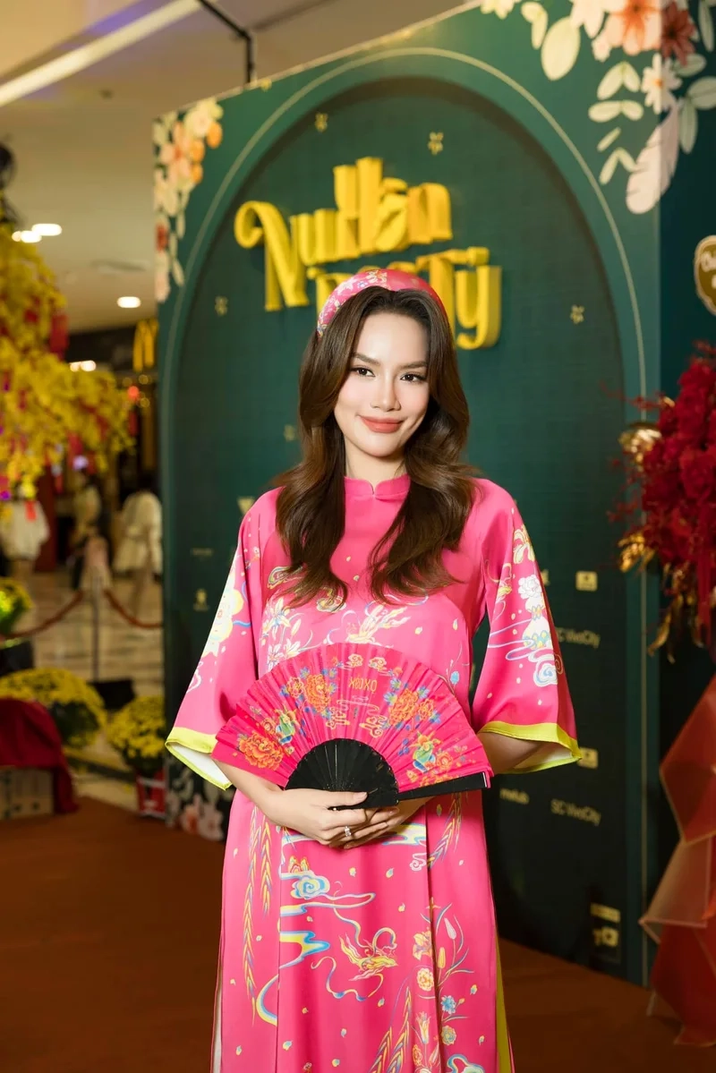 Lê hoàng phương chiều cao ấn tượng giúp cô nổi bật trong các sự kiện