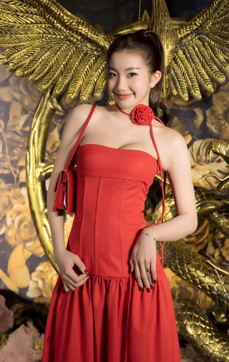 Hot girl TikTok Lê Thị Khánh Huyền đang làm gì mà gây sốt mạng xã hội