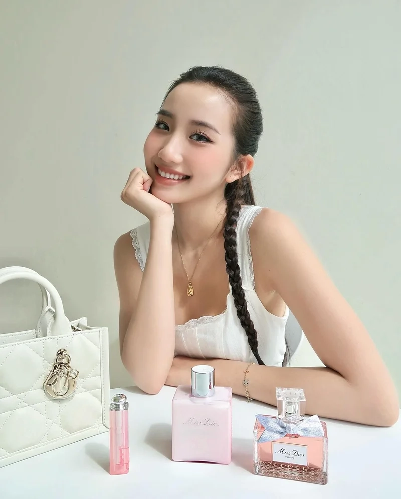 Fanpage Lê Thị Khánh Huyền Official cập nhật hình ảnh mới nhất