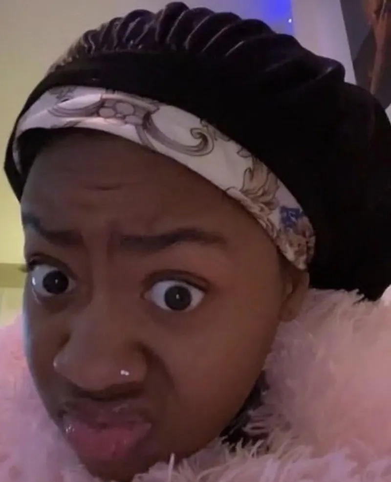 Meme da đen khóc thể hiện cảm xúc sâu sắc và hài hước