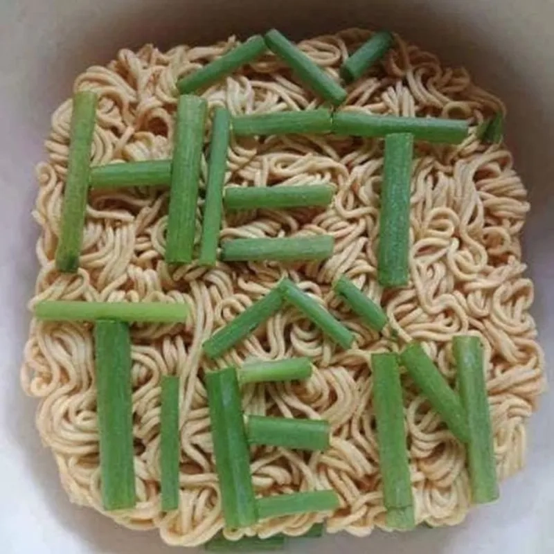 Meme mèo ôm tiền thể hiện sự đáng yêu trong từng khoảnh khắc