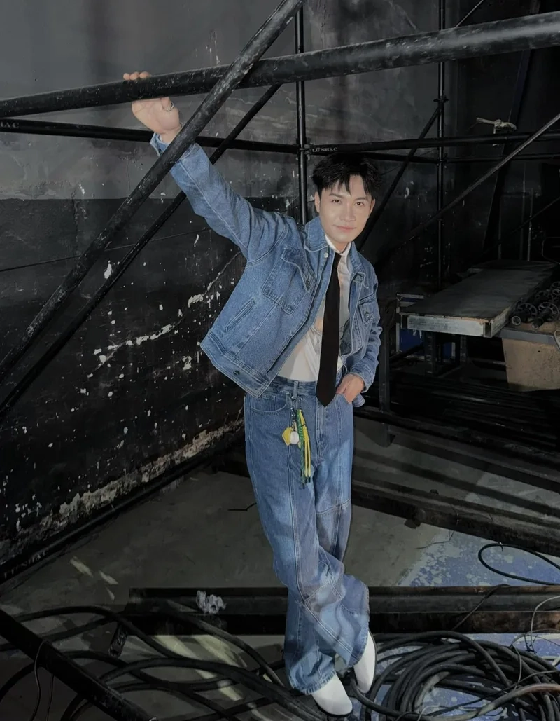 Bật tình yêu lên phạm anh duy là bài hát đầy cảm xúc