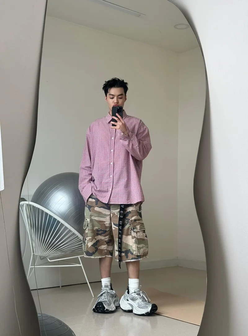 Cây thông cô đơn negav tạo cảm giác gần gũi và thân thuộc