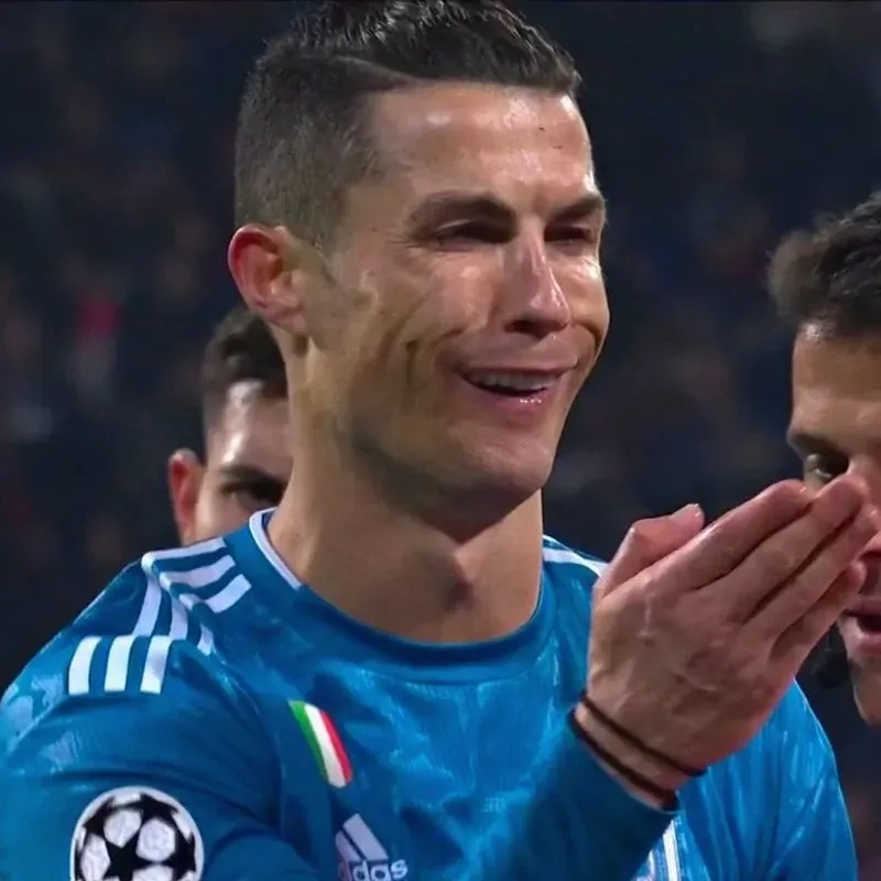 Meme ronaldo khóc chạm đến trái tim của những người yêu thích bóng đá