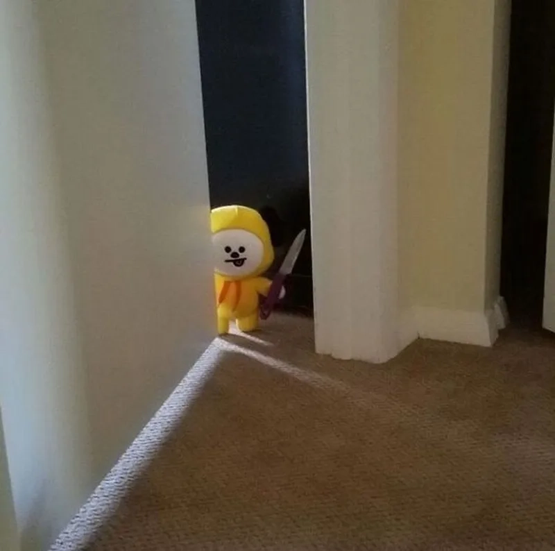 Ảnh meme con mèo cầm súng mang lại sự dễ thương cho người xem